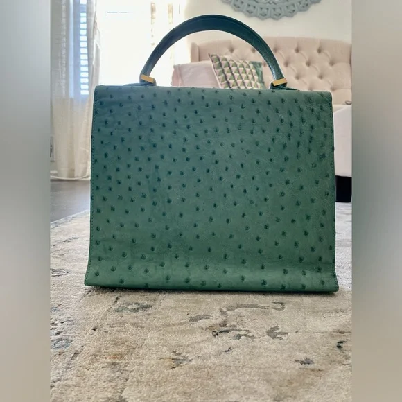 Thrifted green leather purse! Beautiful mid-size bag, perfect for all seasons. - Picture 2 of 7